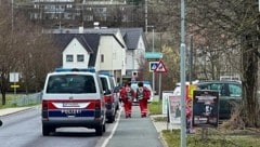 Die Schule wurde nach dem Drohanruf evakuiert, Einsatzkräfte – darunter auch Cobra-Beamte – durchsuchten das Gebäude. (Bild: fotokerschi.at/Klaus Mader)