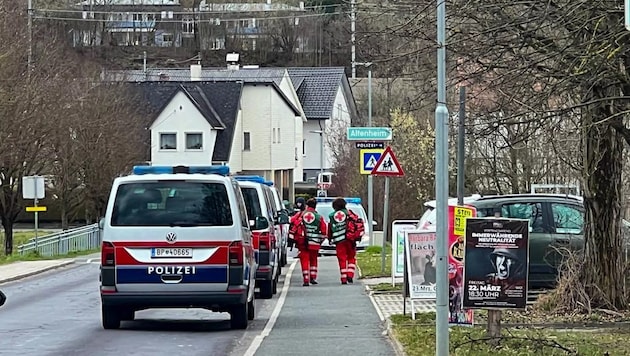 El instituto fue evacuado tras la llamada amenazadora, y los servicios de emergencia -incluidos los agentes Cobra- registraron el edificio. (Bild: fotokerschi.at/Klaus Mader)