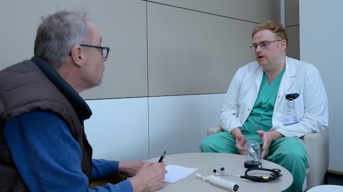 Mit „ruhigem Puls und offenen Herzens“ gibt der neue Chef-Operateur in seinem Büro in St. Pölten ...