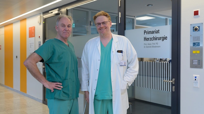 Ihre Herzen schlagen beruflich im gleichen Takt: Primarius Dominik Wiedemann und sein erfahrener Stellvertreter Dr. Konrad Binder (links)  (Bild: Molnar Attila)