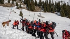 Die Einsatzkräfte aus Tirol und Bayern sondierten zusammen am Lawinenkegel. (Bild: Bergrettung Maurach)