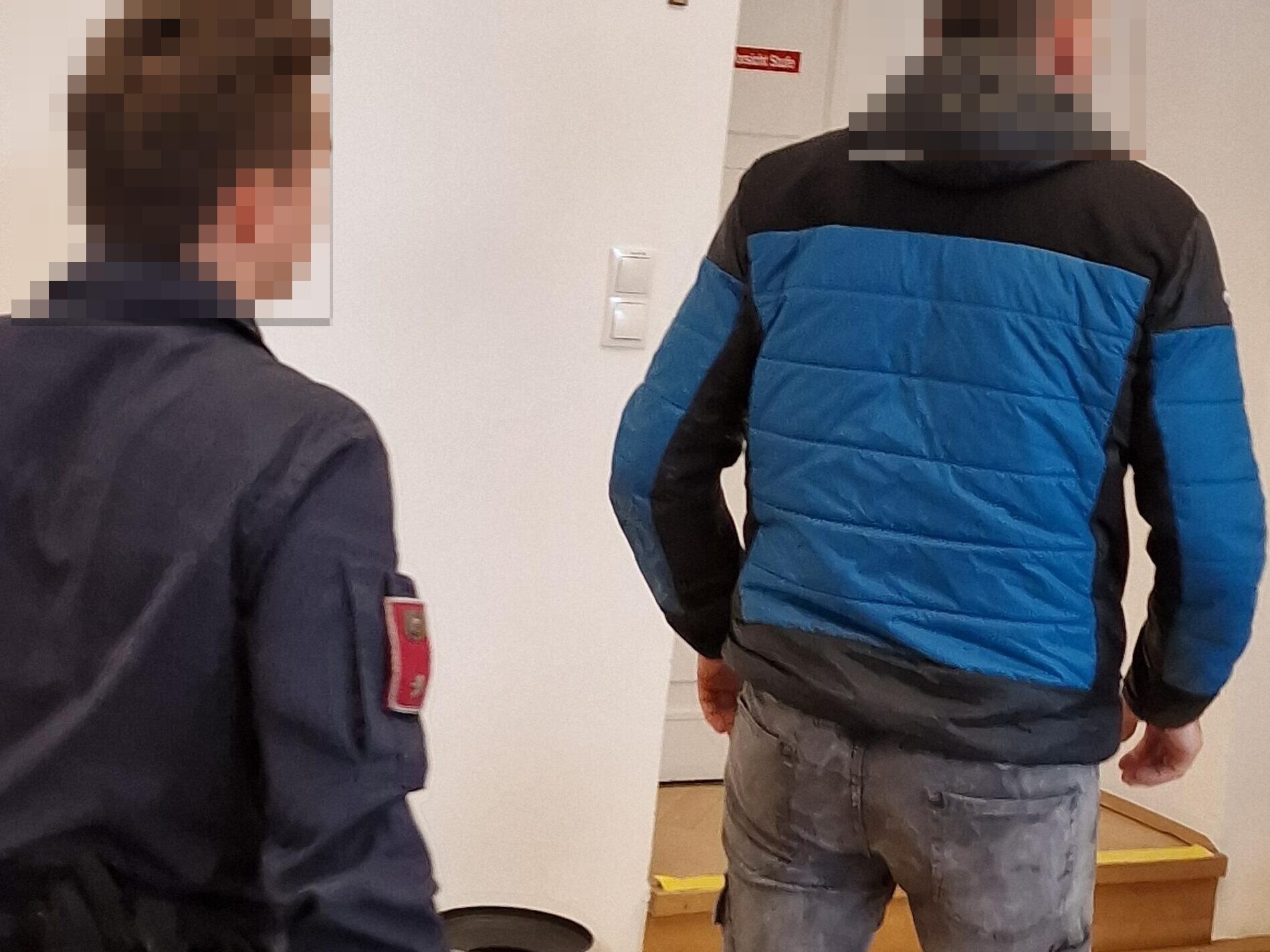 El hombre de 43 años (derecha) se presentó ante el tribunal como guapo y elocuente, pero no es un "Adonis". (Bild: Moser Andreas, Krone KREATIV)