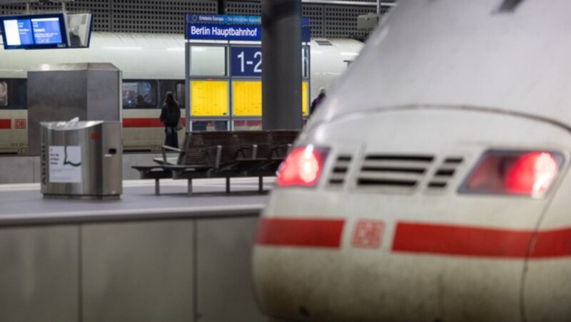 Die Deutsche Bahn versucht, den Lokführerstreik mit einem Eilantrag vor Gericht noch abzuwenden. Im Güterverkehr soll der Streik bereits am Montag um 18 Uhr beginnen. (Bild: APA/dpa/Hannes P Albert)