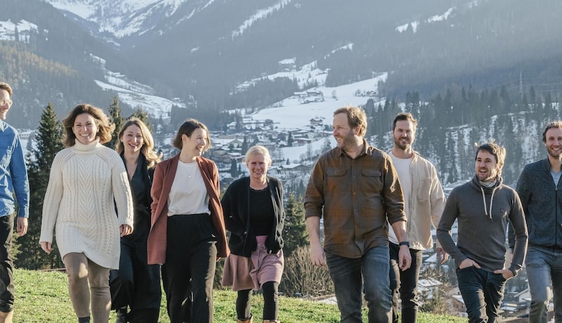 The "Dein Altenmarkt" list led by Nicole Trojer (fourth from left) was able to win six seats in the municipal council from a standing start. (Bild: Liste Dein Altenmark)