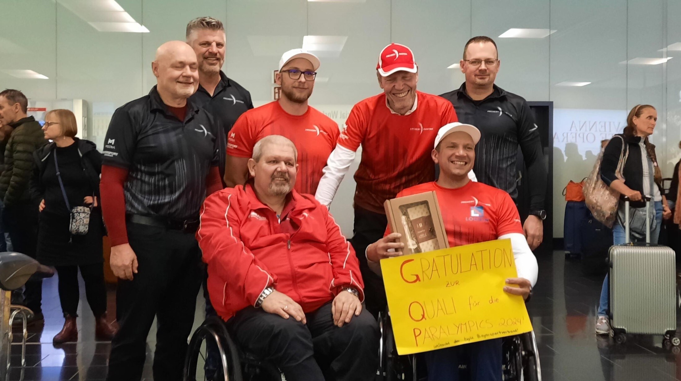 A warm welcome at Schwechat Airport after the top performance. (Bild: ÖBSV)