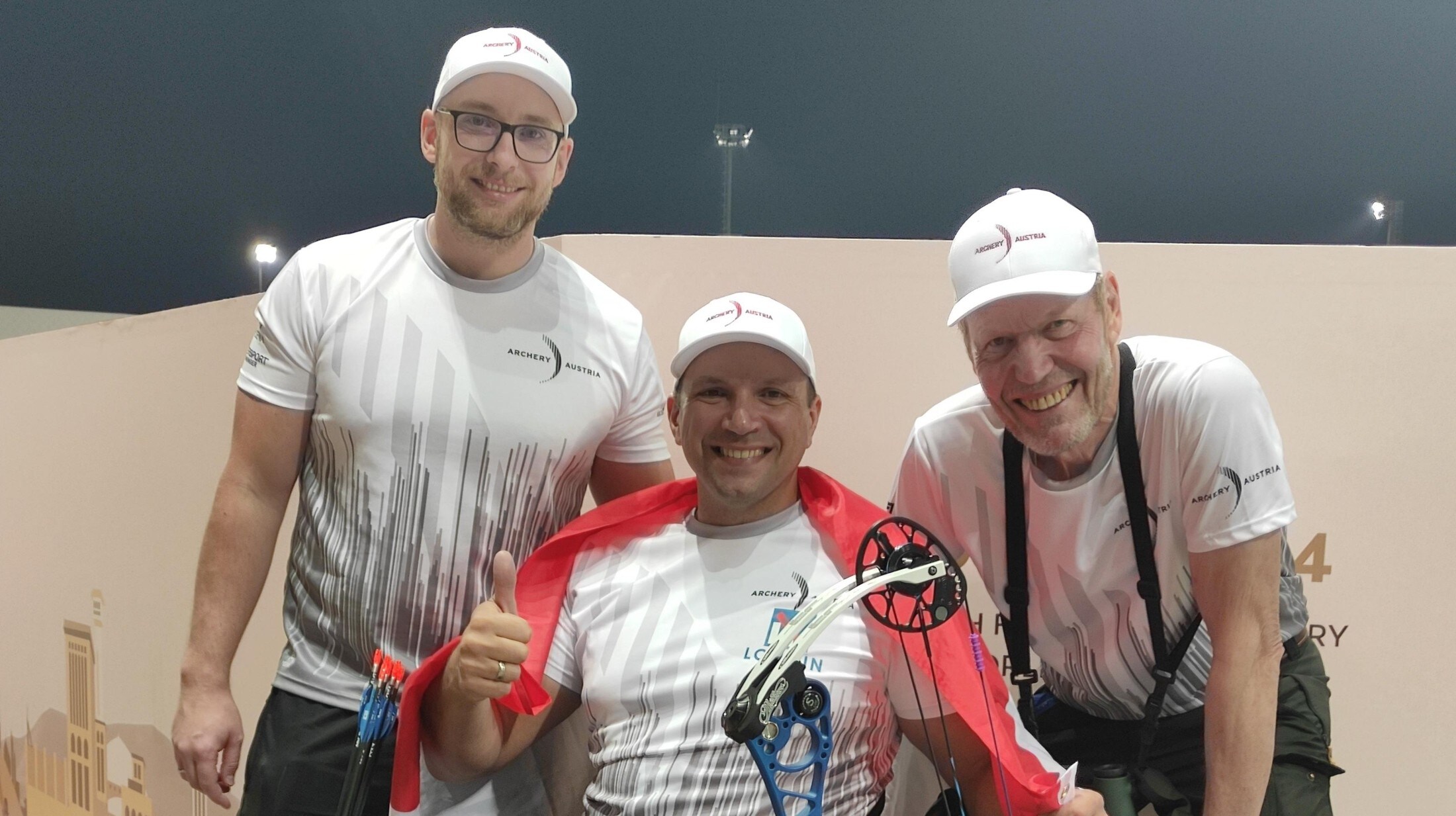 Gold shooter Michael Meier with national coach Christian Linhart (right) and national team physiotherapist Stefan Pöll. (Bild: ÖBSV)