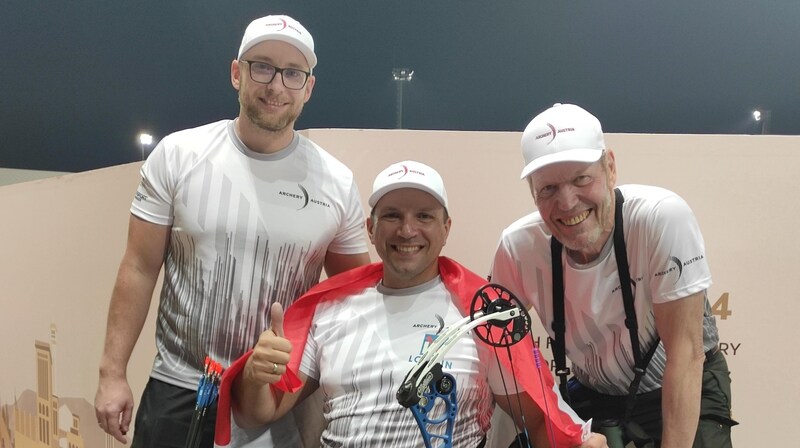 Goldschütze Michael Meier mit Nationaltrainer Christian Linhart (re.) und Nationalteam-Physiotherapeut Stefan Pöll. (Bild: ÖBSV)