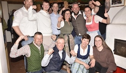 Fanninger (hinten, 3. v.r.) mit seinem Team und Frau Maria (rechts neben ihm) bei der Wahlfeier in Unternberg am Sonntagabend. (Bild: Holitzky Roland)