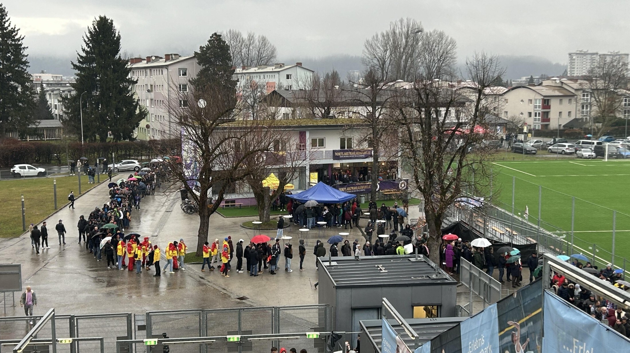 Fans queued for up to 45 minutes. (Bild: zvg)