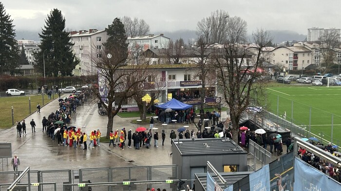 Bis zu 45 Minuten standen Fans an.
