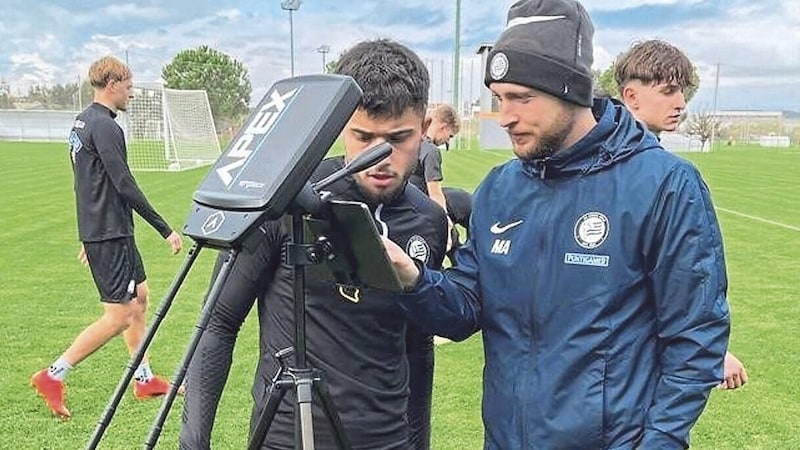 Sturms Athletiktrainer Marco Angeler mit Jusuf Gazibegovic. (Bild: Sepp Pail)