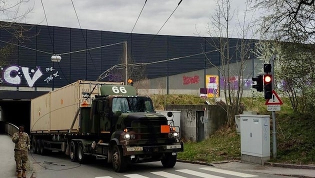 A foreign military truck got stuck in a highway underpass in the city of Salzburg. (Bild: Markus Tschepp)