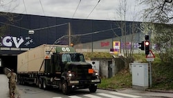 Ein ausländischer Militär-LKW blieb in einer Autobahn-Durchfahrt in der Stadt Salzburg hängen. (Bild: Markus Tschepp)
