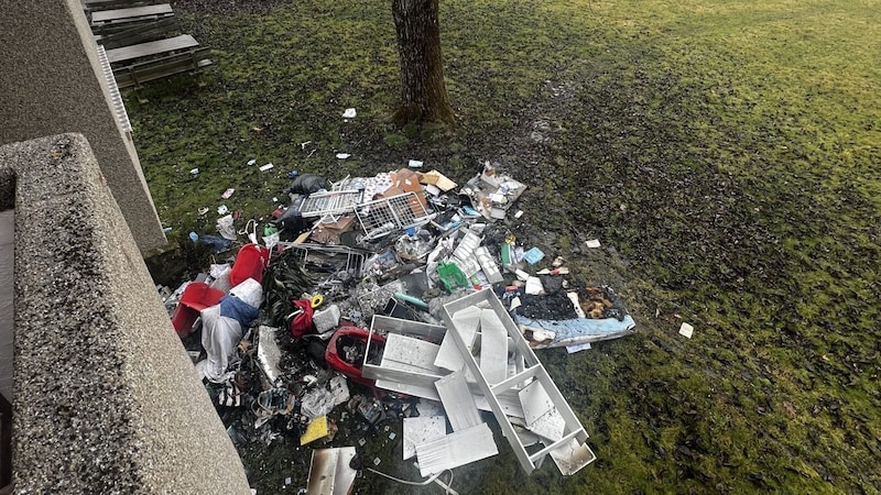 Überreste aus der Brandwohnung im Innenhof. (Bild: Klaus Loibnegger)