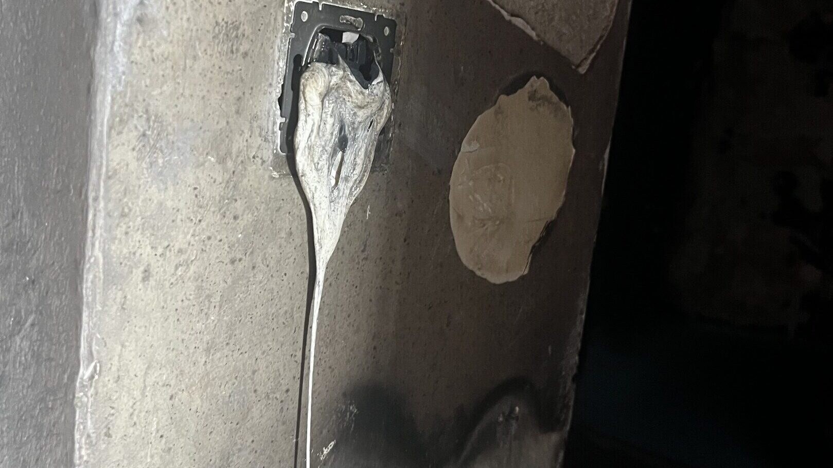 The melted light switch at the entrance to the children's room. (Bild: Klaus Loibnegger)