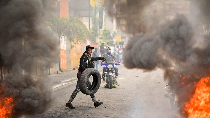 Die Gewalt der brutal agierenden Banden, die laut UN bereits etwa 80 Prozent von Haitis Hauptstadt Port-au-Prince kontrollieren, ist seit Ende Februar eskaliert. Banditen greifen unter anderem Polizeiwachen und Flughäfen an und befreiten mehr als 4500 Häftlinge aus Gefängnissen.   (Bild: AFP)