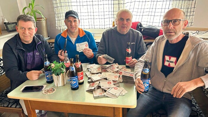 Gerhard Tuczai (2. von rechts) und seine Freunde sammelten heuer fast 5000 Kupons für Matthias ...