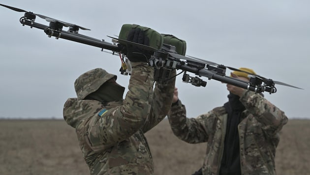 Soldaten mit einer ukrainischen Drohne (Bild: AFP)