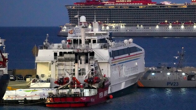 The "Open Arms" has around 200 tons of drinking water, medicine and food on board. (Bild: AP Photo/Petros Karadjias)