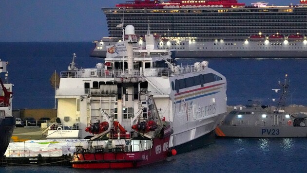 L'"Open Arms" transporte environ 200 tonnes d'eau potable, de médicaments et de nourriture. (Bild: AP Photo/Petros Karadjias)