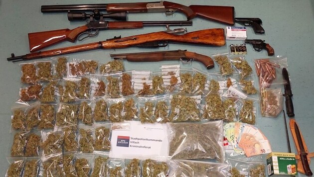 D'innombrables armes, une quantité de drogue, de l'argent liquide : Tout a été saisi par la police dans un bunker secret ! (Bild: LPD Kärnten)