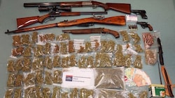 Unzählige Waffen, eine Menge Drogen, Bargeld: Alles von der Polizei in einem geheimen Bunker sichergestellt! (Bild: LPD Kärnten)