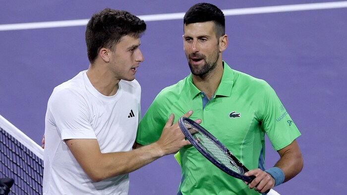 Luca Nardi (l.) und Novak Djokovic