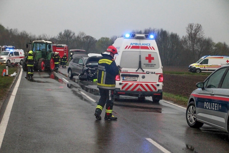 Der Pkw-Lenker verstarb nach dem Frontalcrash. (Bild: DOKU NÖ/Koch A.)