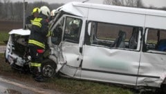 Das Wrack des Kleinbusses (Bild: DOKU NÖ/Koch A., Krone KREATIV)