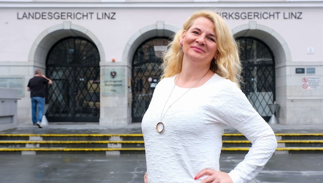 La profesora de primaria despedida antes de la vista en Linz. (Bild: Horst Einöder/Flashpictures)