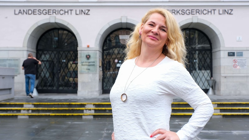 Die entlassene Volksschullehrerin vor der Verhandlung in Linz. (Bild: Horst Einöder/Flashpictures)