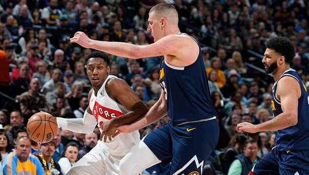 RJ Barrett (l.) im Duell mit Nikola Jokic (Bild: ASSOCIATED PRESS)