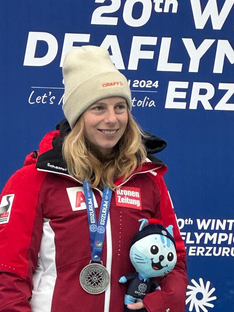 Lisa Zörweg mit ihrer Silbermedaille.  (Bild: ÖGSV)