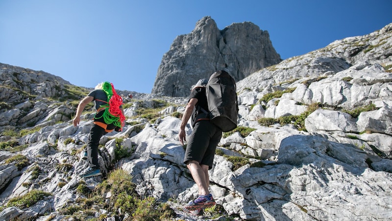 Beat und sein Freund Wolfgang beim Zustieg zur Klettertour die Gamsfreiheit (Bild: Bergwelten/ServusTV)