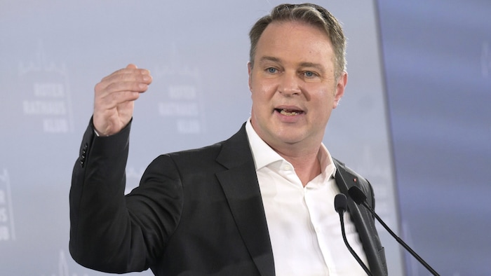 Party leader Babler gives his speech under the title "Heart and brain".