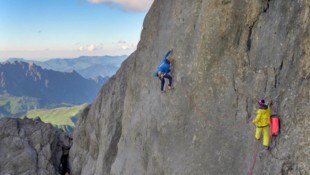 Beat Kammerlander beim Klettern im Rätikon (Bild: Bergwelten/ServusTV)