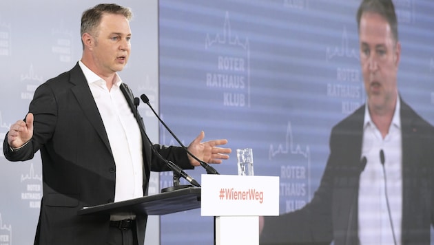 SPÖ federal party leader Andreas Babler sharply criticized the turquoise-green federal government at the club meeting of the Viennese comrades, but also launched attacks against the FPÖ. (Bild: APA/Robert Jäger)