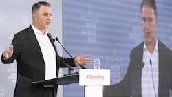SPÖ-Bundesparteichef Andreas Babler übte bei der Klubtagung der Wiener Genossen scharfe Kritik an der türkis-grünen Bundesregierung, ritt aber auch Attacken gegen die FPÖ. (Bild: APA/Robert Jäger)