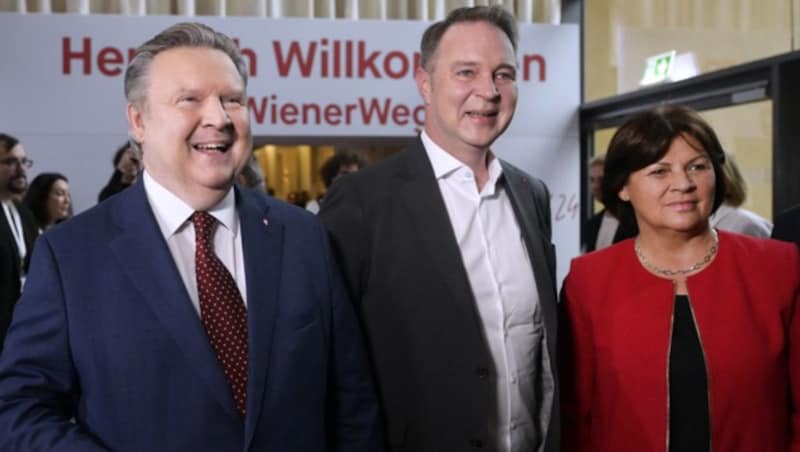 Bürgermeister Michael Ludwig (li.), SPÖ-Vorsitzender Andreas Babler und AK-Präsidentin Renate Anderl (Bild: APA/ROBERT JAEGER)