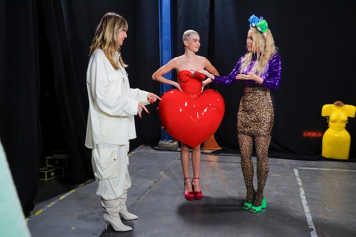 Lily sieht in ihrem Herz-Look einfach umwerfend aus.