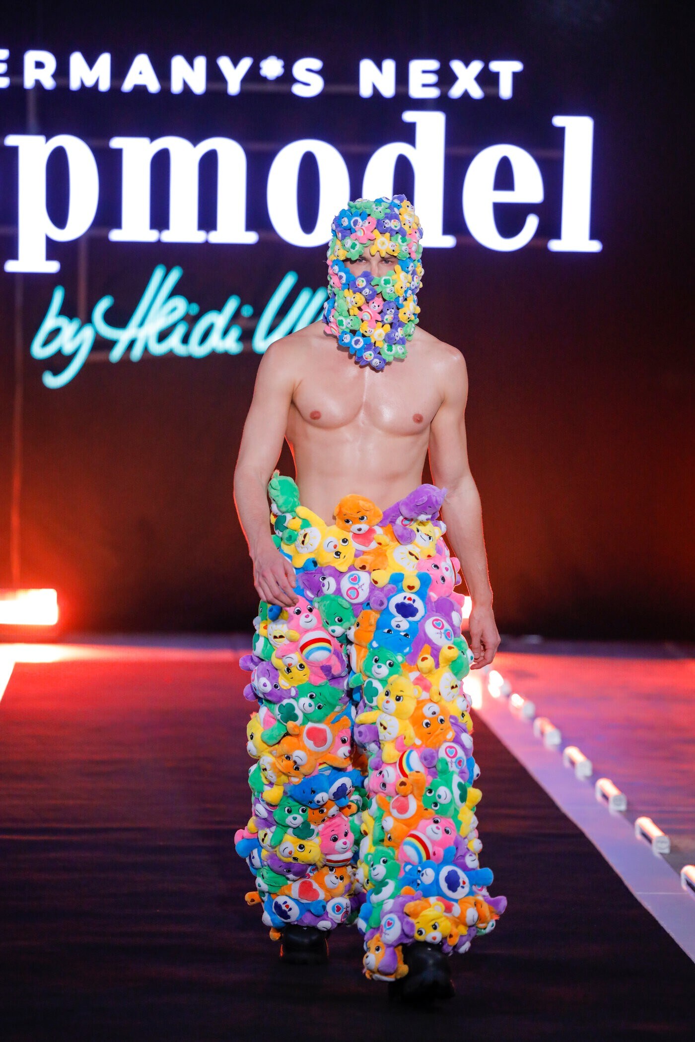 Armin se muestra más bien escéptico ante los looks poco habituales. (Bild: ProSieben)