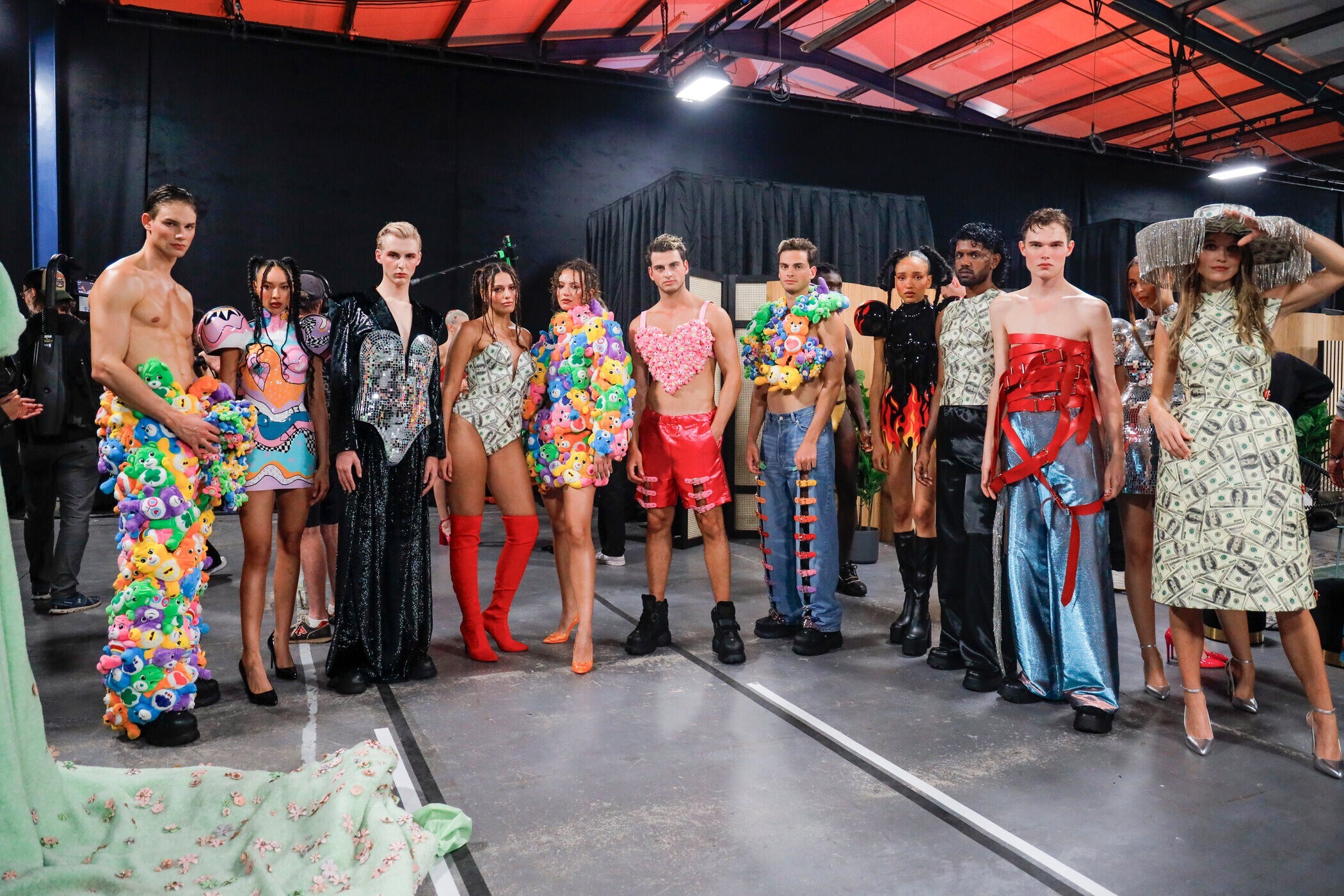 En el quinto episodio, los espectadores pueden esperar un colorido desfile de moda. (Bild: ProSieben)