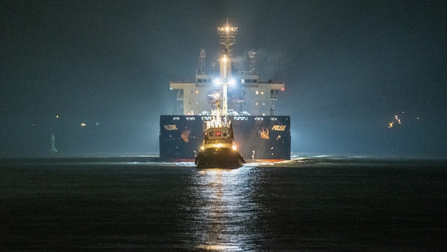 The coaster "Verity", loaded with steel sheets, and the larger freighter "Polesie", 190 meters in length, collided in the German Bight around 22 kilometers southwest of Helgoland. The "Verity" sank quickly as a result. (Bild: AFP or licensors)