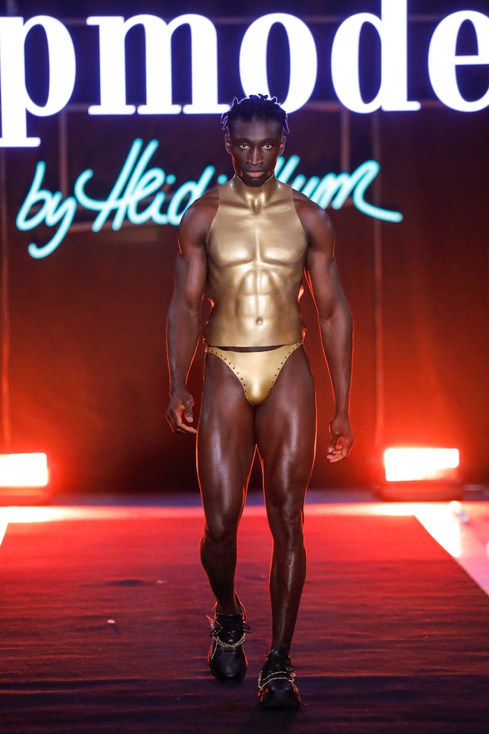 Obwohl einige Looks „sehr wenig Material“ haben, sind die Models von Marinas Mode begeistert.