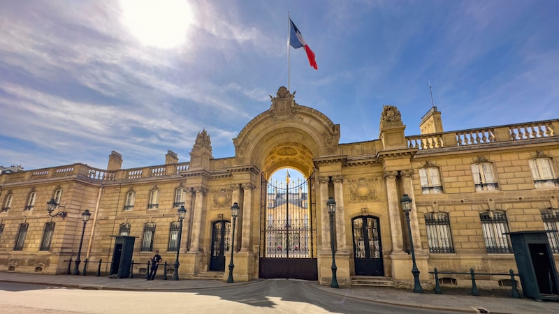 Im Élysée-Palast, dem französischen Regierungssitz, schrillten die Alarmglocken (Bild: rik Lattwein / dpa Picture Alliance / picturedesk.com)