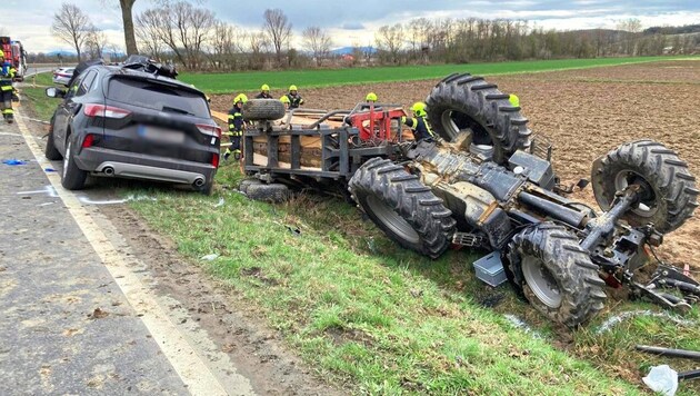 Pour une raison encore inconnue, le conducteur du tracteur s'est déporté sur la gauche de la chaussée. Une collision avec une voiture s'en est suivie. (Bild: Christian Schulter, Krone KREATIV)