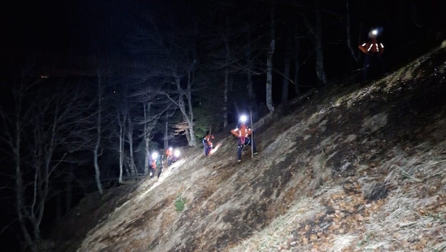 On the north side, the man and woman were rescued at night and escorted down into the valley. (Bild: Bergrettung St. Gilgen)