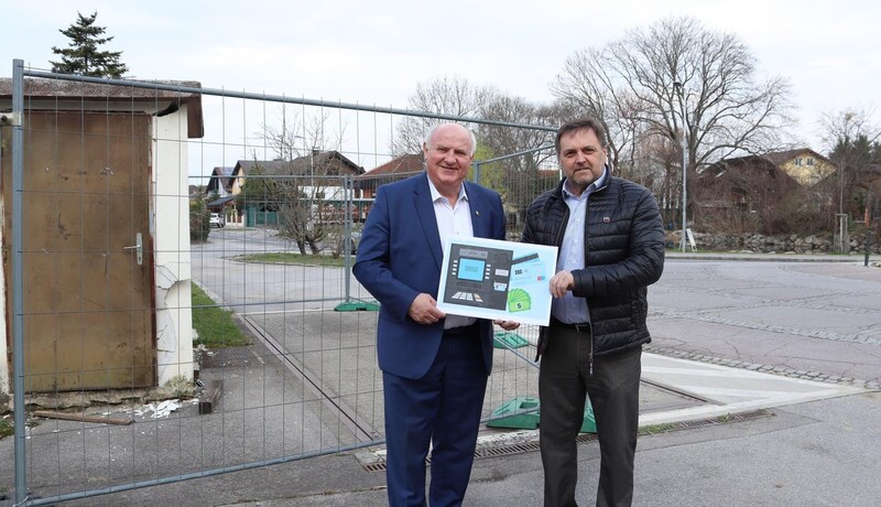 Der Himberger SPÖ-Bürgermeister Ernst Wendl (links) präsentiert die Pläne für den neuen Bankomaten in Velm. (Bild: Marktgemeinde Himberg)