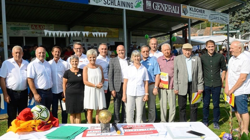 Anlässlich des 70-jährigen Vereinsjubiläums im Jahr 2019 wurde Adi Kucher (3. v. r.) geehrt. (Bild: Pressefoto Weber)