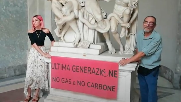 Des membres de la Ultima Generazione (dernière génération) lors de leur action de collage dans les musées du Vatican en août 2022. (Bild: AP)